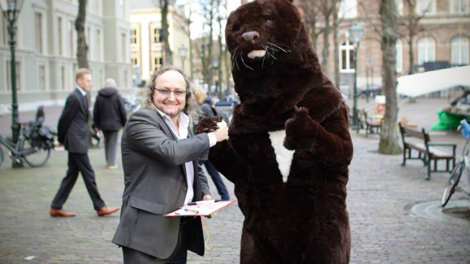 PVV kamerlid Dion Graus schudt Nina de Nerts de hand.