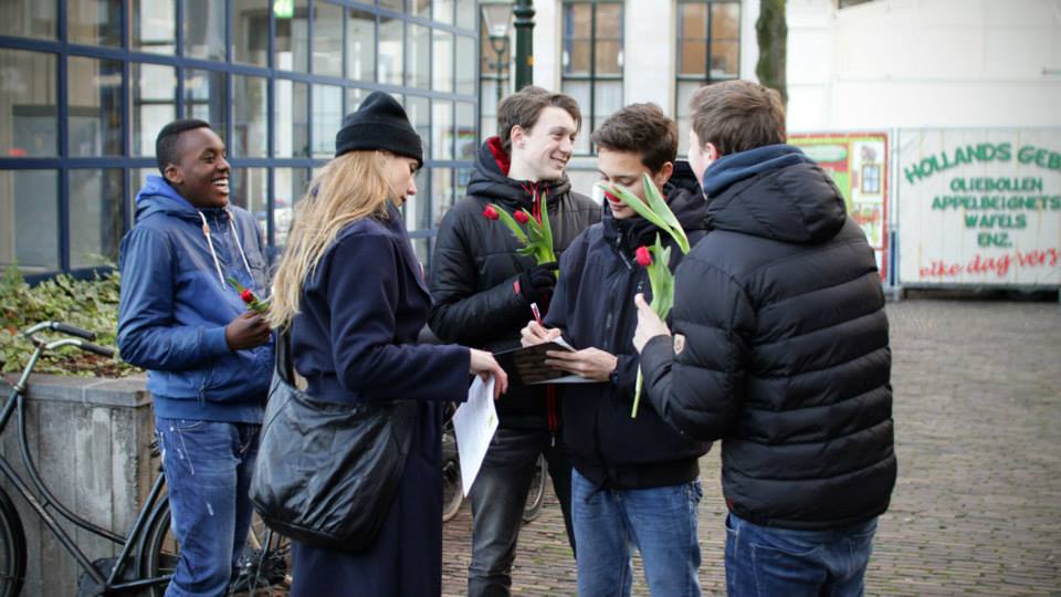 De petitie wordt getekend.