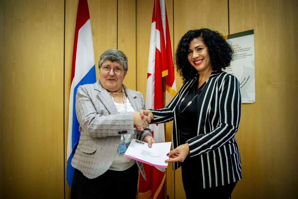 Directeur Bont voor Dieren Natalie Wanga overhandigt brief aan Canadese ambassadeur Sabine Nölke